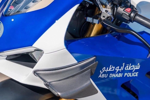 Ducati panigale v4 r được trang bị dành cho lực lượng cảnh sát abu dhabi