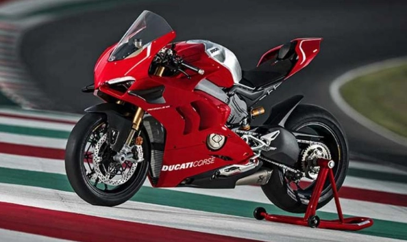 Ducati panigale v4 r và bmw m1000rr trên bàn cân thông số