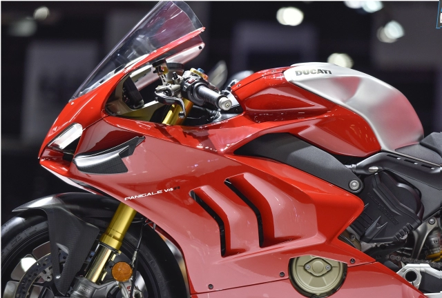 Ducati panigale v4 r và bmw m1000rr trên bàn cân thông số