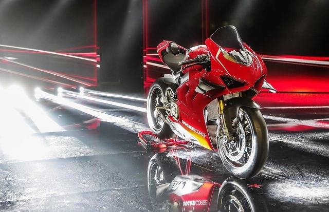 Ducati panigale v4 r và bmw m1000rr trên bàn cân thông số