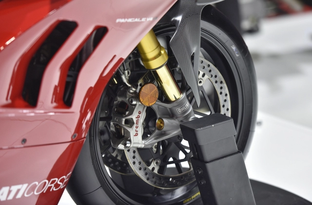 Ducati panigale v4 r và kawasaki ninja zx-10rr 2021 - trên bàn cân thông số