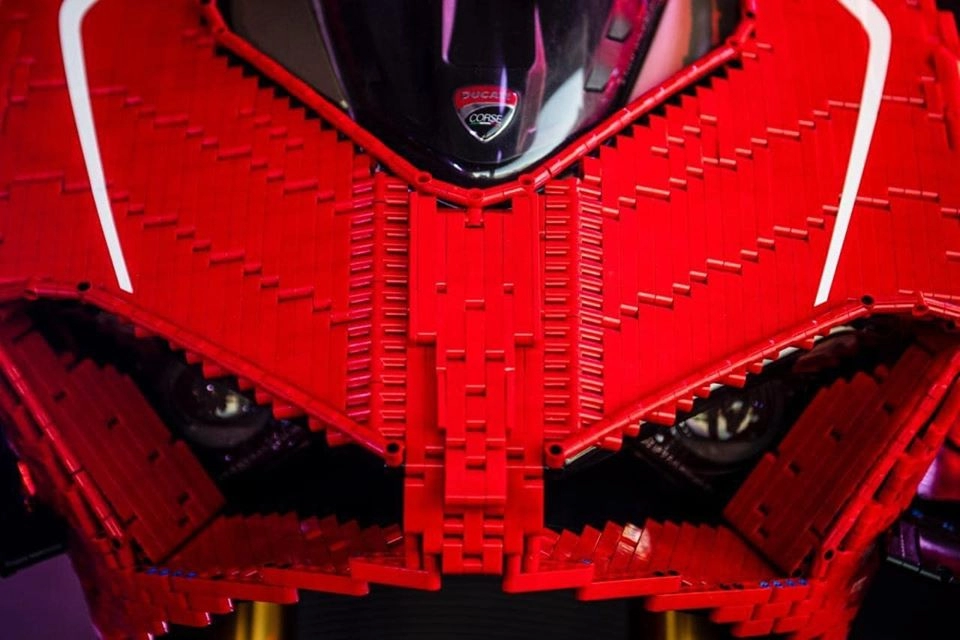 Ducati panigale v4 r với dàn áo hoàn toàn bằng lego