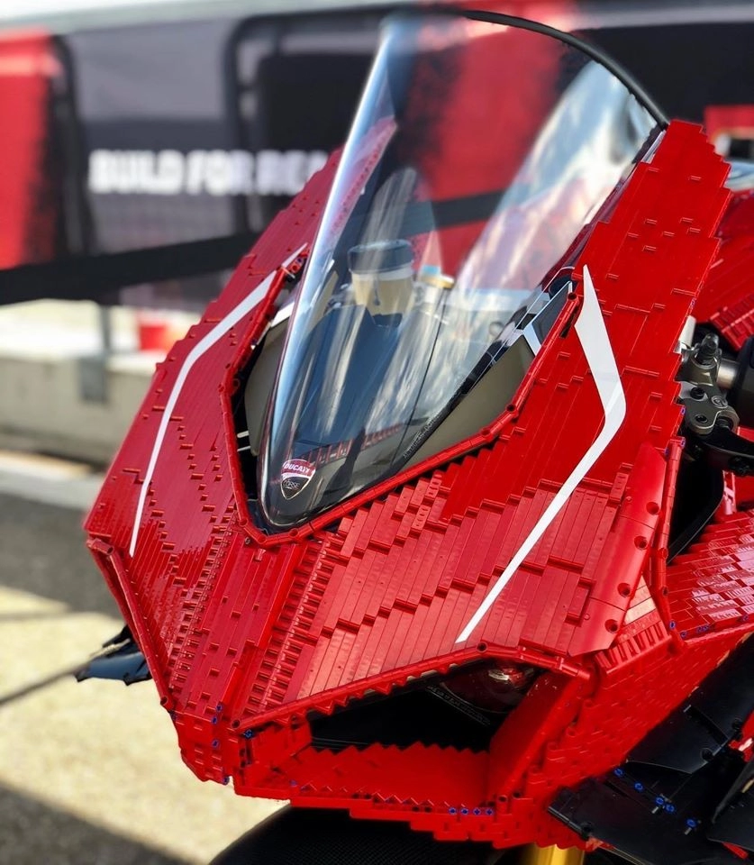 Ducati panigale v4 r với dàn áo hoàn toàn bằng lego