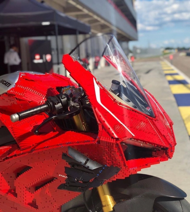 Ducati panigale v4 r với dàn áo hoàn toàn bằng lego