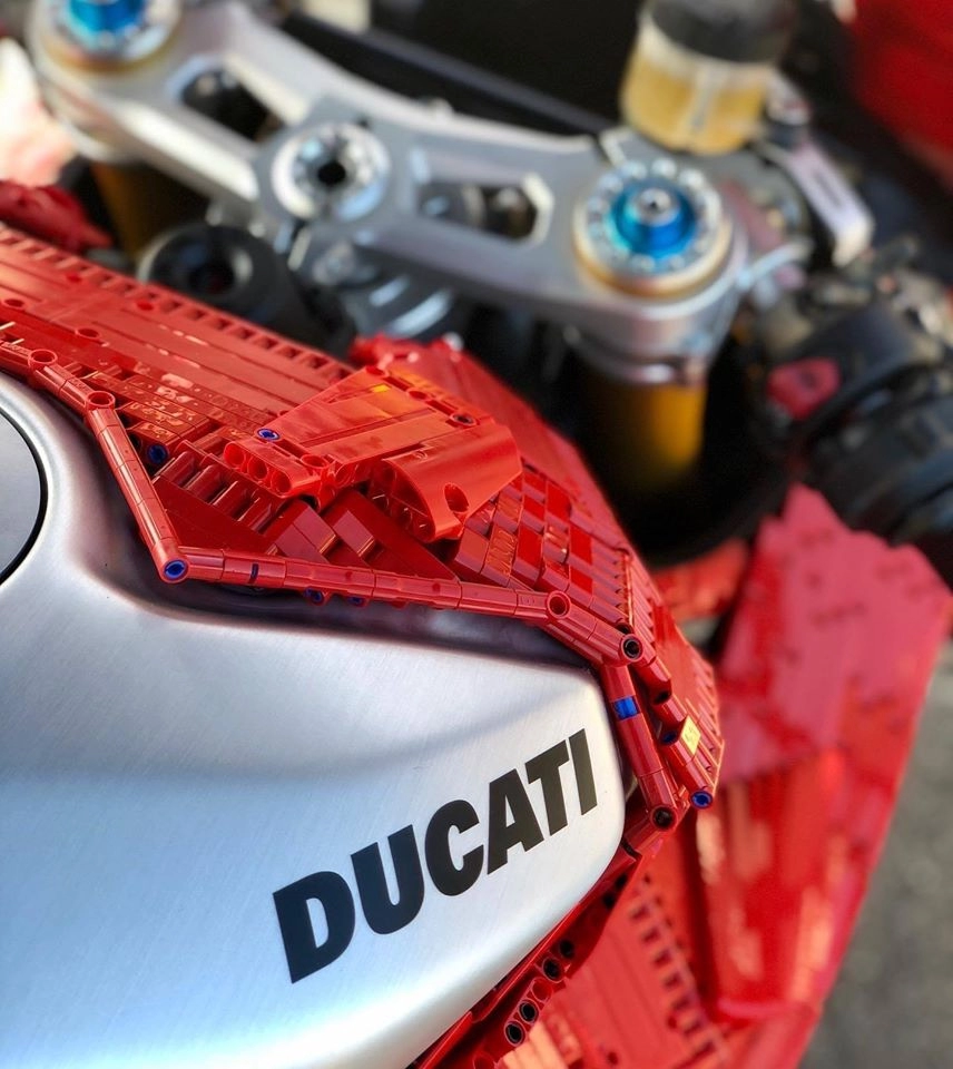 Ducati panigale v4 r với dàn áo hoàn toàn bằng lego