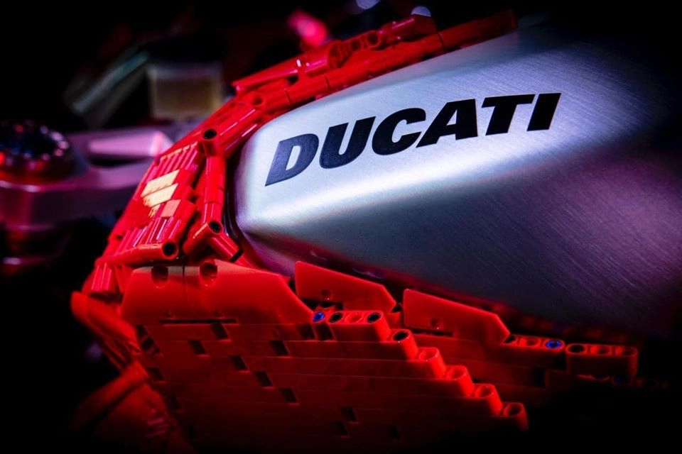 Ducati panigale v4 r với dàn áo hoàn toàn bằng lego