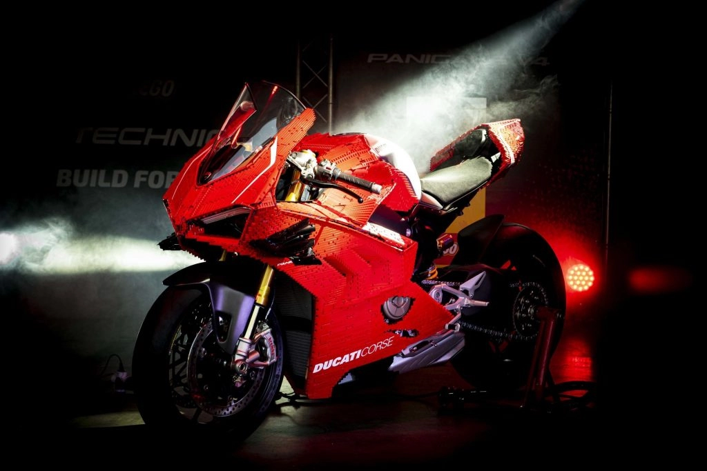 Ducati panigale v4 r với dàn áo hoàn toàn bằng lego