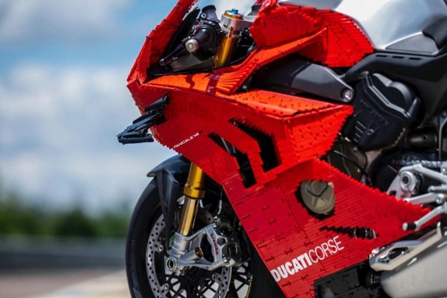 Ducati panigale v4 r với dàn áo hoàn toàn bằng lego