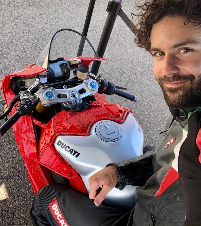 Ducati panigale v4 r với dàn áo hoàn toàn bằng lego