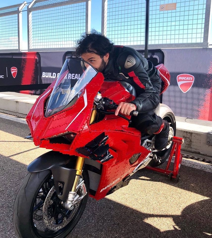 Ducati panigale v4 r với dàn áo hoàn toàn bằng lego