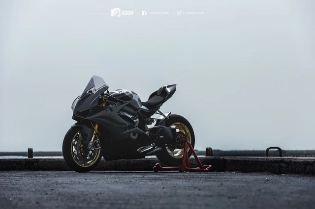 Ducati panigale v4 s độ nổi bật với phong cách xám xi măng
