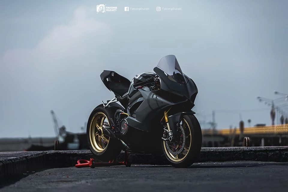 Ducati panigale v4 s độ nổi bật với phong cách xám xi măng