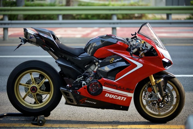 Ducati panigale v4 s độ phong cách đường đua với diện mạo mới đầy mê hoặc