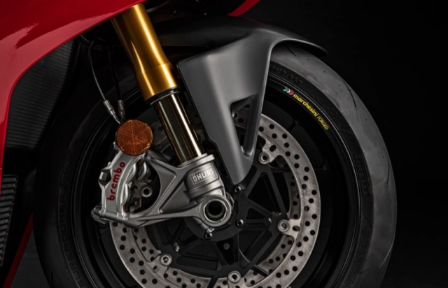 Ducati panigale v4 s và aprilia rsv4 factory 2021 trên bàn cân thông số