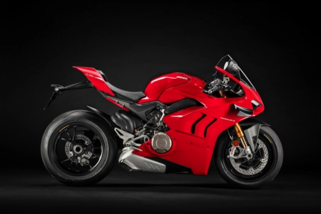 Ducati panigale v4 s và aprilia rsv4 factory 2021 trên bàn cân thông số