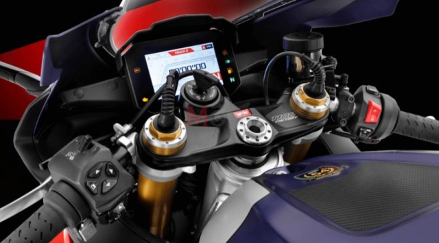 Ducati panigale v4 s và aprilia rsv4 factory 2021 trên bàn cân thông số