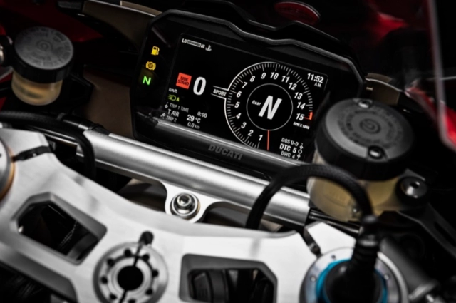 Ducati panigale v4 s và aprilia rsv4 factory 2021 trên bàn cân thông số