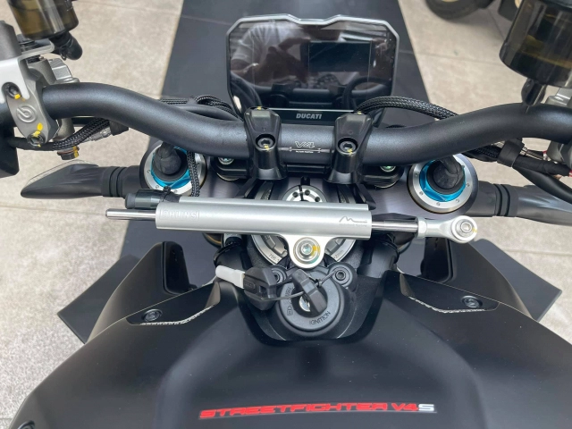 Ducati streetfighter v4 s 2021 màu đen đầu tiên về tại việt nam