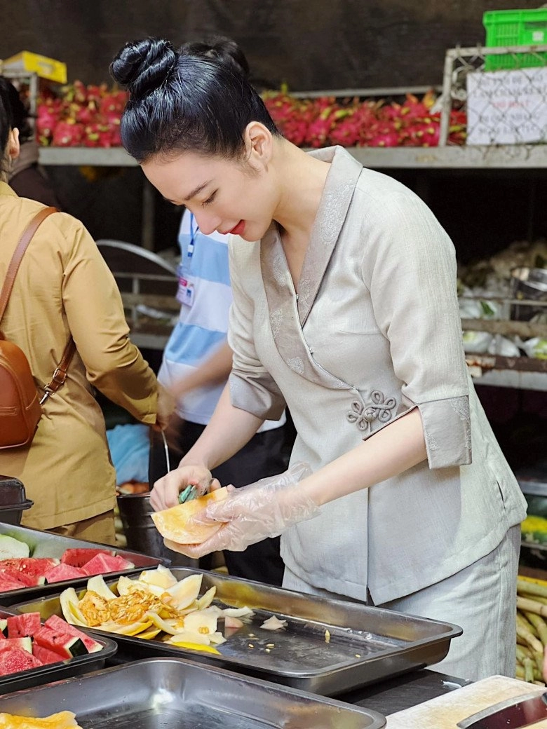 Dụi mắt không nhận ra angela phương trinh chọn đồ đi bơi hết rồi thời nữ hoàng thảm đỏ