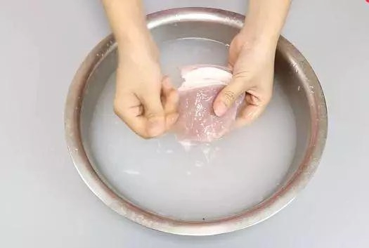 Đừng rửa thịt lợn trực tiếp với nước nếu không càng rửa càng bẩn