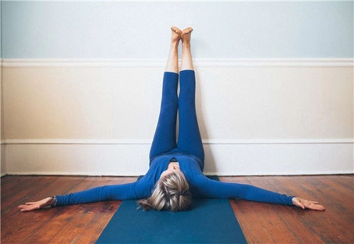 gác chân lên tường - nghe đơn giản nhưng đây chính là tư thế yoga dành cô nàng lười biếng