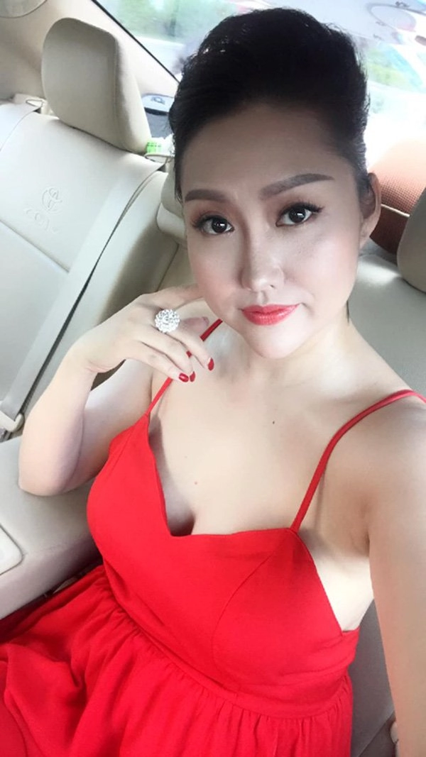 Gì thế này tỉ năm mới thấy phi thanh vân thay đổi hoàn toàn gu ăn mặc sexy gợi cảm