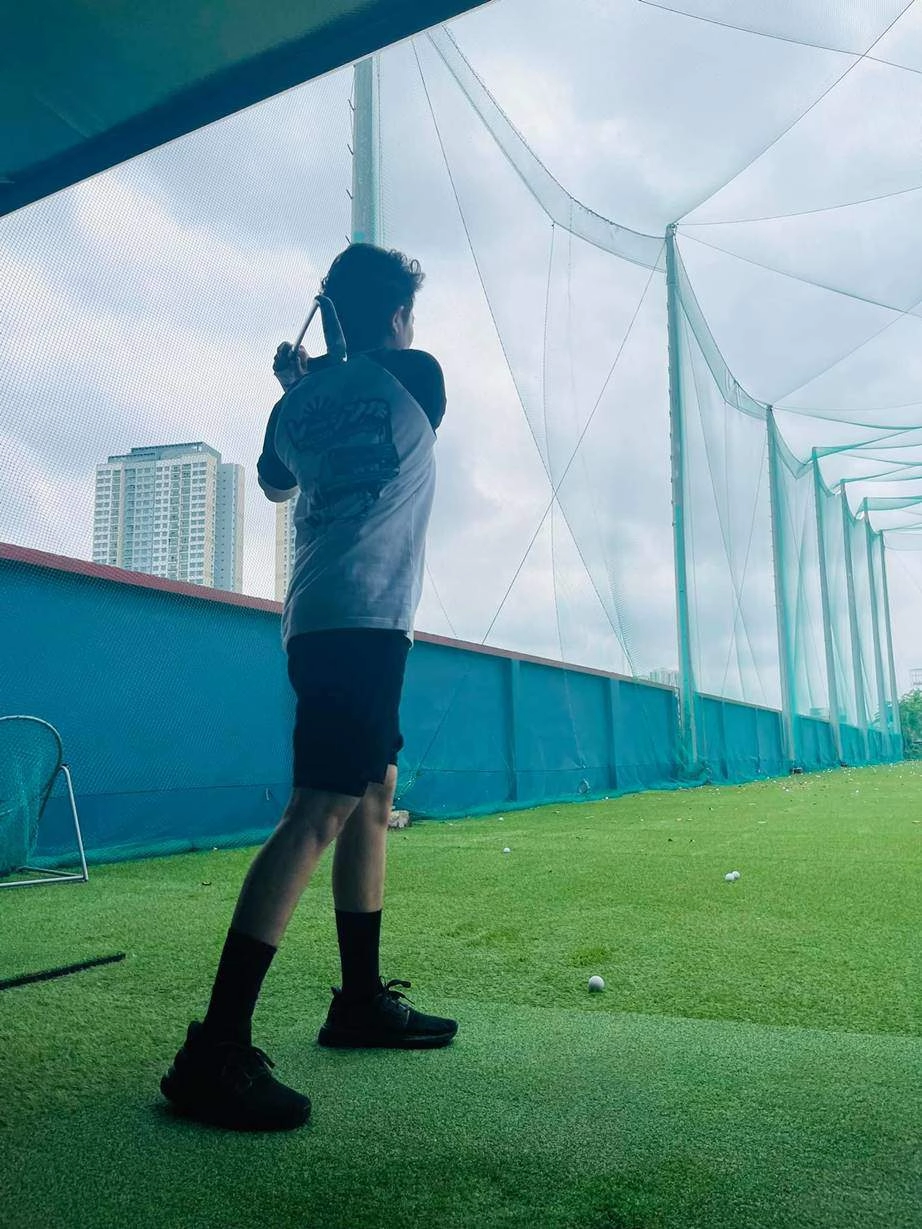 Gil lê đi đánh golf diện đồ chuẩn soái ca nhìn sang hoàng thuỳ linh khác hẳn