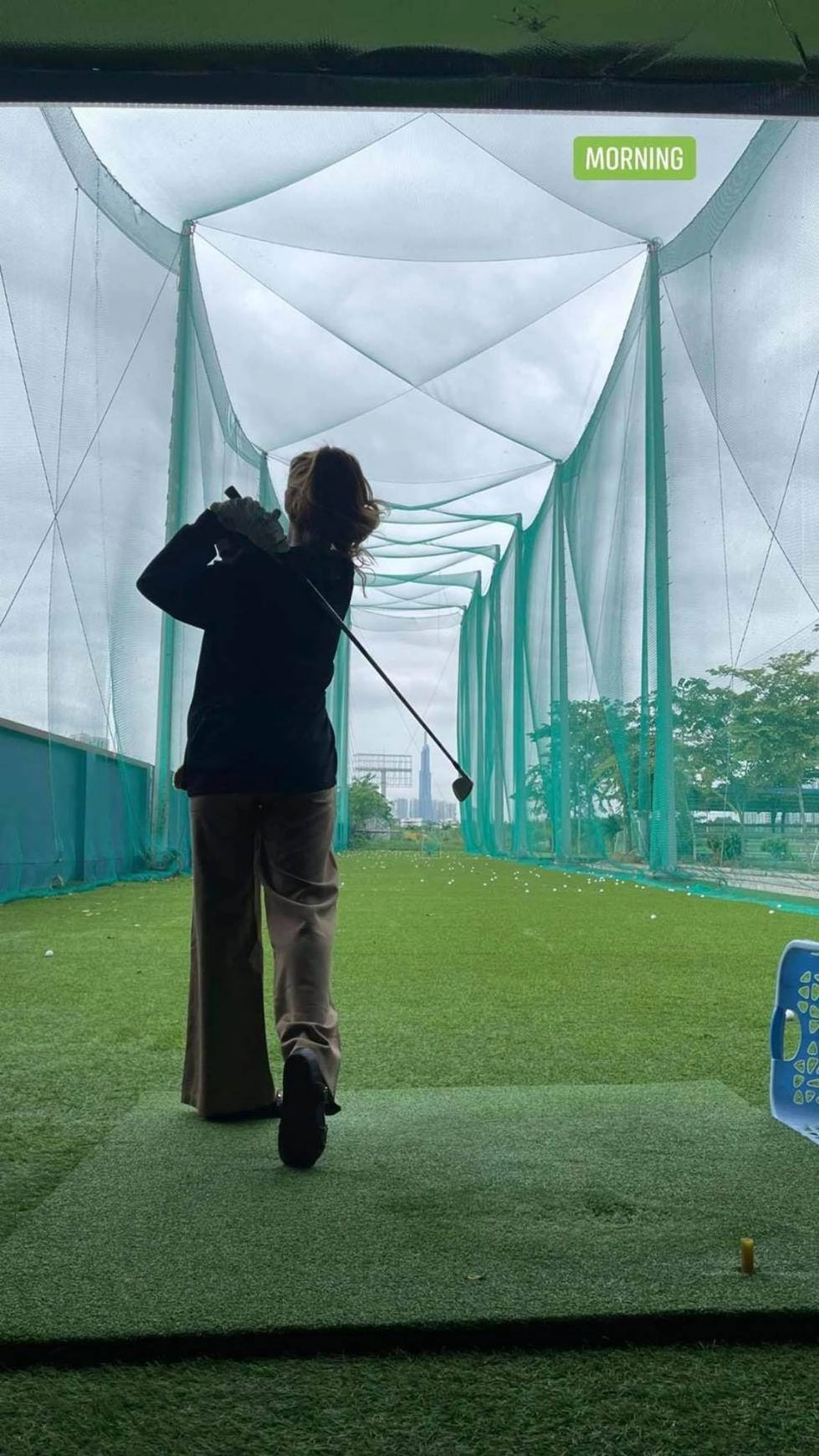 Gil lê đi đánh golf diện đồ chuẩn soái ca nhìn sang hoàng thuỳ linh khác hẳn