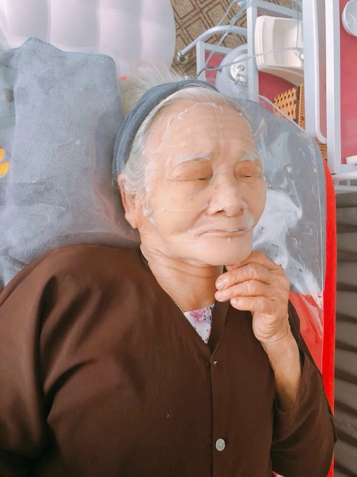 Hai cụ bà 90 tuổi vẫn sành điệu đi spa thường xuyên đắp mặt dưa leo làm đẹp
