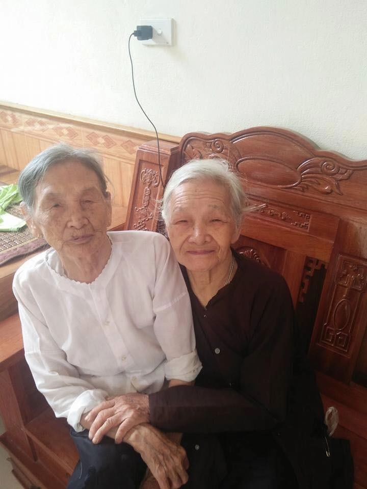 Hai cụ bà 90 tuổi vẫn sành điệu đi spa thường xuyên đắp mặt dưa leo làm đẹp