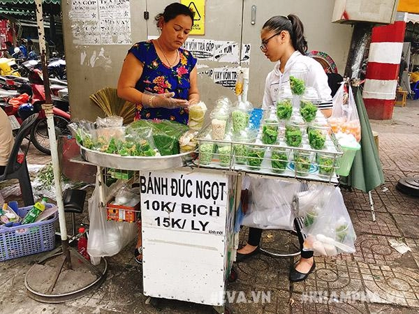 Hàng bánh đúc lá dứa vỉa hè 15kly chan cốt dừa béo ngậy nhìn đã thấy thèm