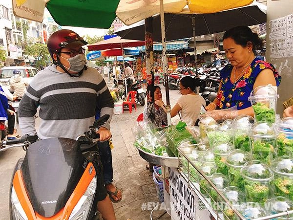 Hàng bánh đúc lá dứa vỉa hè 15kly chan cốt dừa béo ngậy nhìn đã thấy thèm