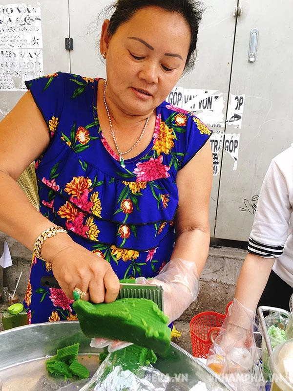 Hàng bánh đúc lá dứa vỉa hè 15kly chan cốt dừa béo ngậy nhìn đã thấy thèm