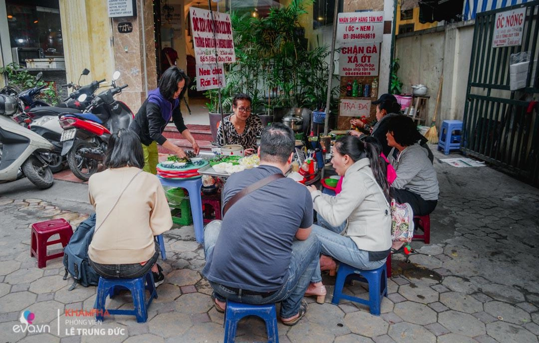 Hàng ốc kiệm lời nhất hà nội hơn 20 năm chủ quán không nói tiếng nào vẫn đông nghịt khách