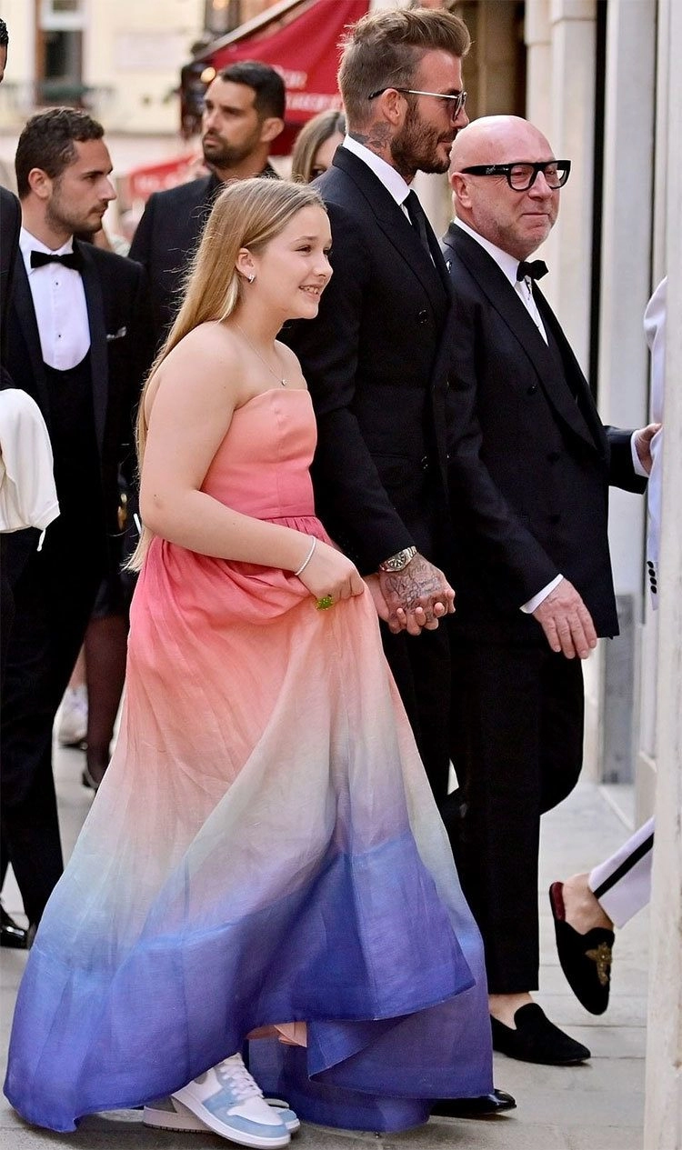 Harper beckham đi tiệc cùng bố mặc váy quây người lớn khoe bắp tay nần nẫn đáng yêu