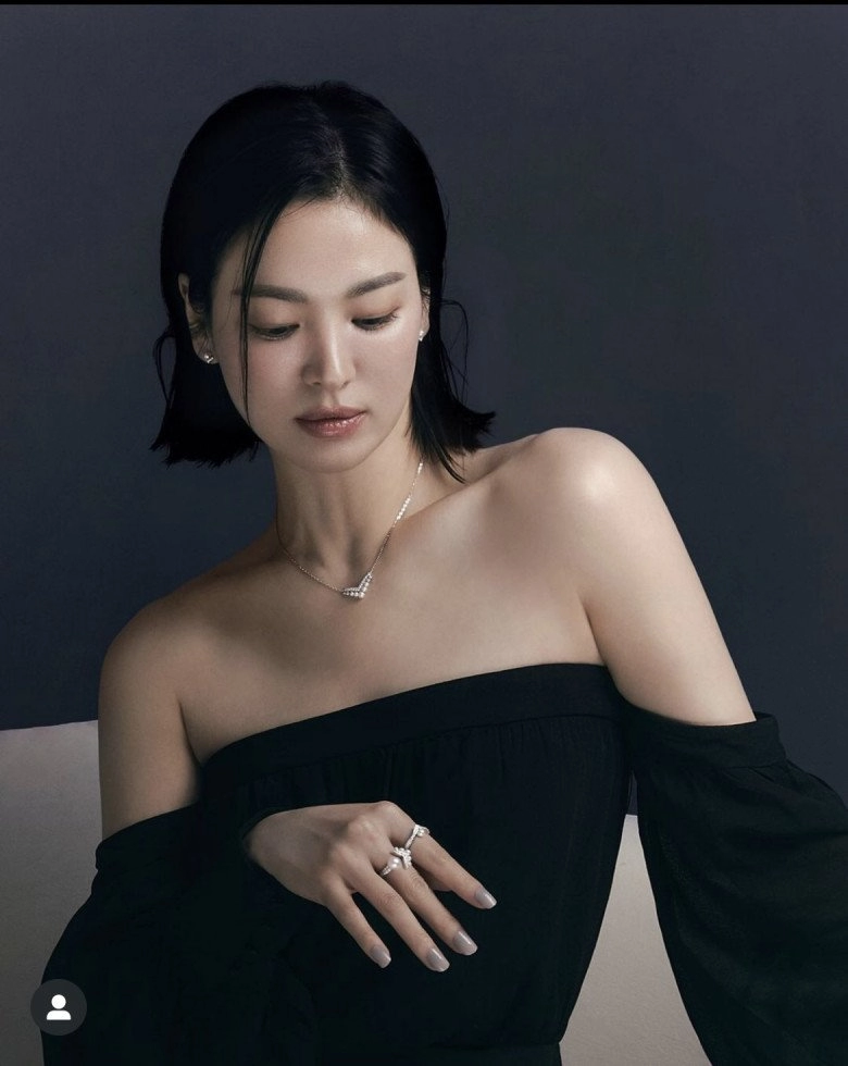 Hiếm khi hở song hye kyo cứ diện kiểu váy nửa táo bạo nửa sang chảnh này là phơi trọn điểm tuyệt phẩm