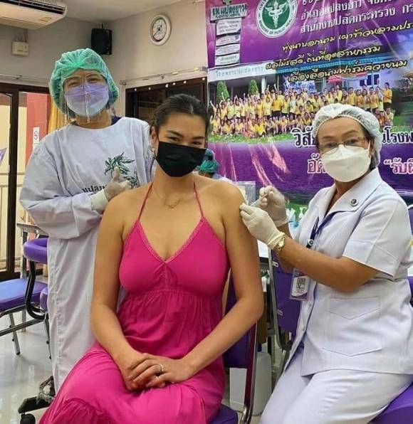 Hoa hậu 71kg mặc váy không nội y đi tiêm vaccine body đô con ngực chảy xệ gây thất vọng