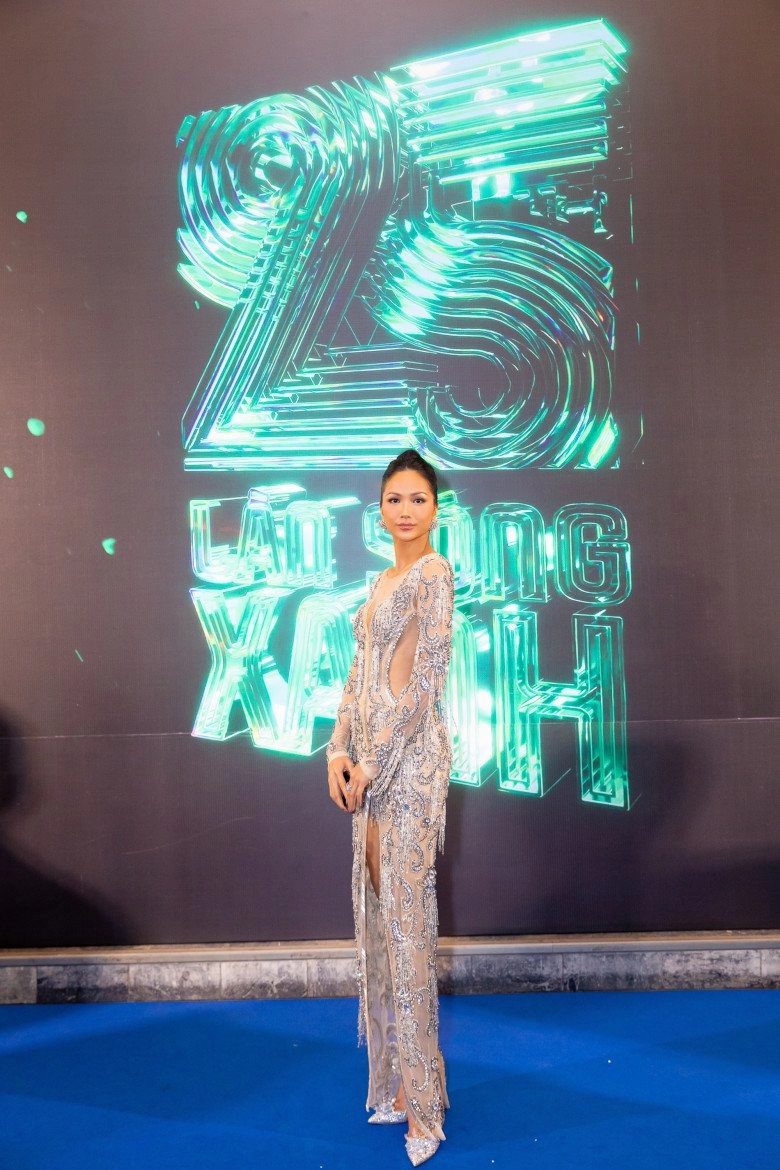 Hoa hậu giản dị hhen niê mặc lại váy kỷ vật 5 năm trước từng đưa bước cô trở thành biểu tượng sắc đẹp