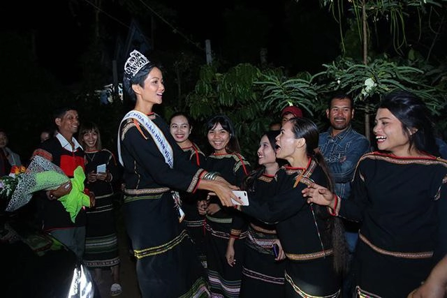 Hoa hậu h hen niê diện trang phục truyền thống ê đê làm đại sứ giờ trái đất