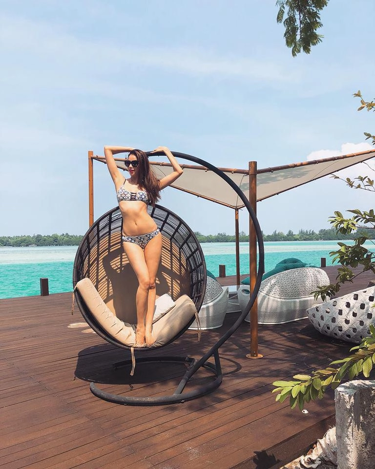 Hoa hậu phạm hương khoe ảnh bikini siêu nóng bỏng sau sự cố bị che vòng 1