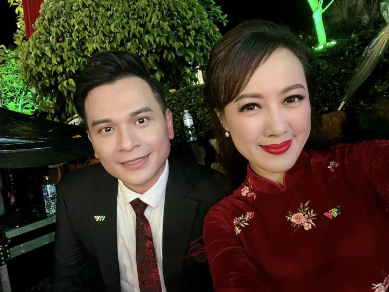 Hoài anh phá cách ăn mặc không còn nét mc thời sự 19h 43 tuổi đi giày khó tin