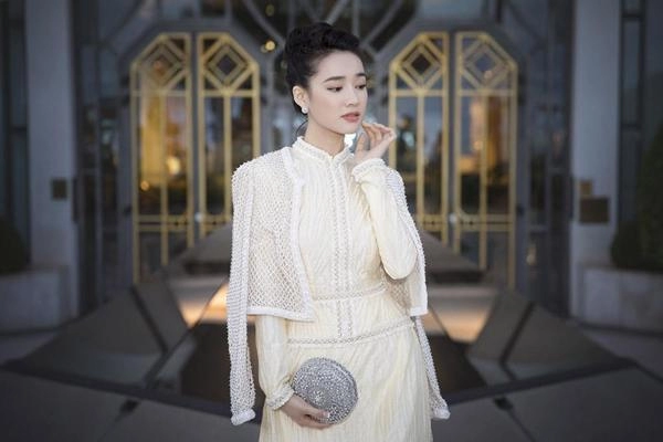 Học cách mặc áo dài vừa chất lại không bị sến như nhã phương angela phương trinh