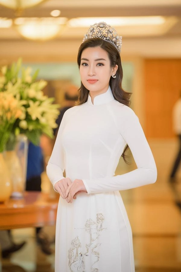 Học cách mặc áo dài vừa chất lại không bị sến như nhã phương angela phương trinh