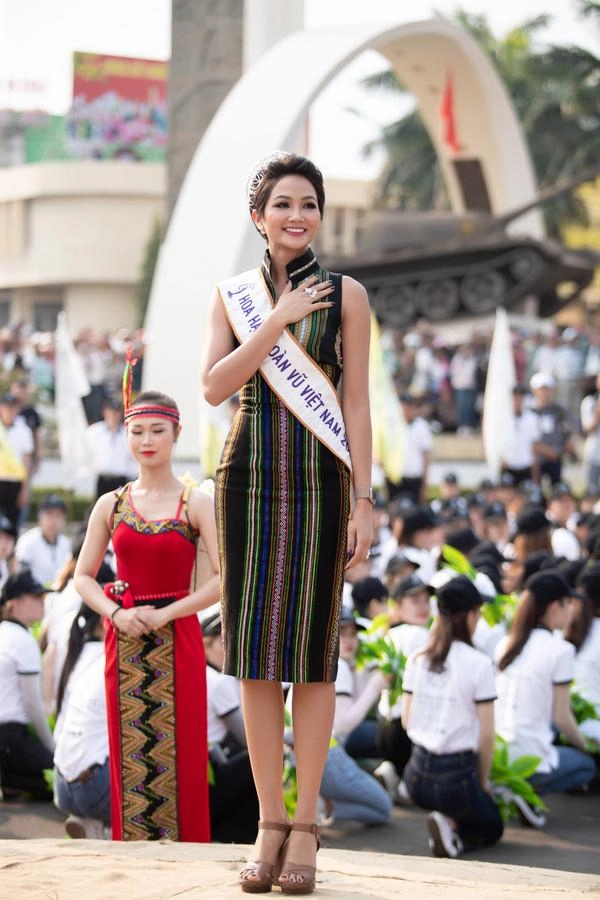 Hơn cả tắc kè hoa hhen niê gây lóa mắt khi thay đổi trang phục liên tục trong 1 ngày