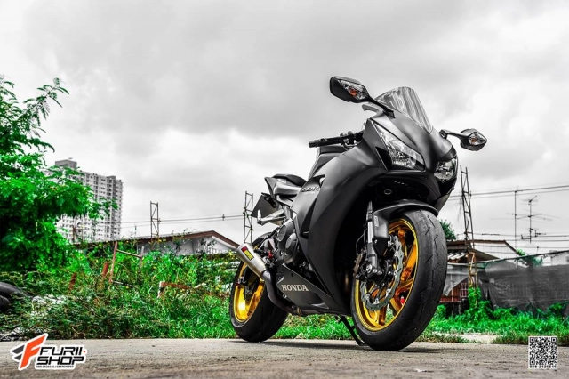 Honda cbr1000rr - bò mộng đầy lịch lãm với thân hình rám nắng