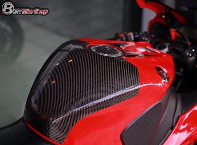 Honda cbr1000rr độ sặc sỡ với phong cách full red