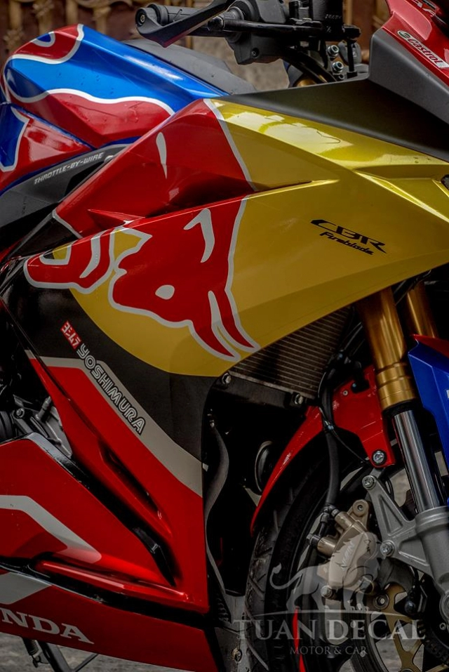 Honda cbr250rr biến hình đậm chất racing dưới sự tài trợ của redbull sticker