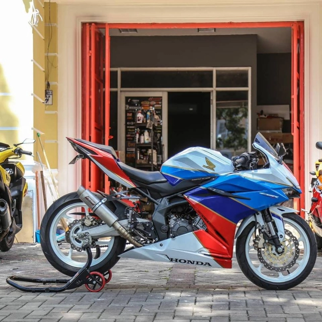 Honda cbr250rr độ khác biệt với gam màu thể thao 3 sọc