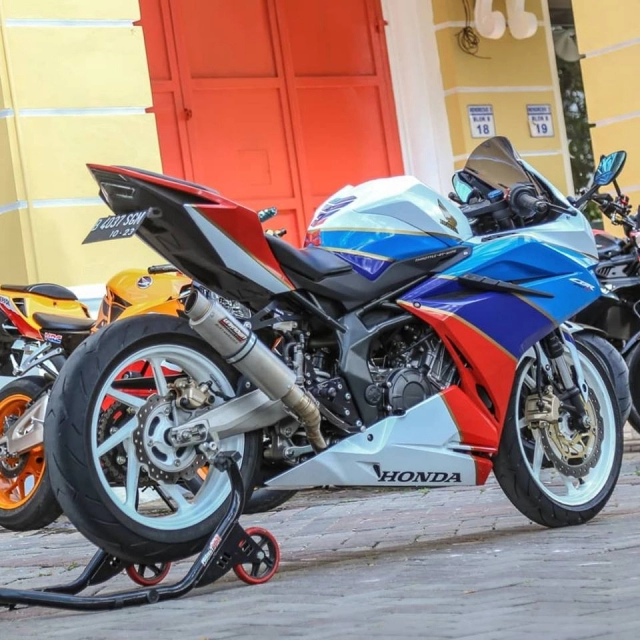 Honda cbr250rr độ khác biệt với gam màu thể thao 3 sọc