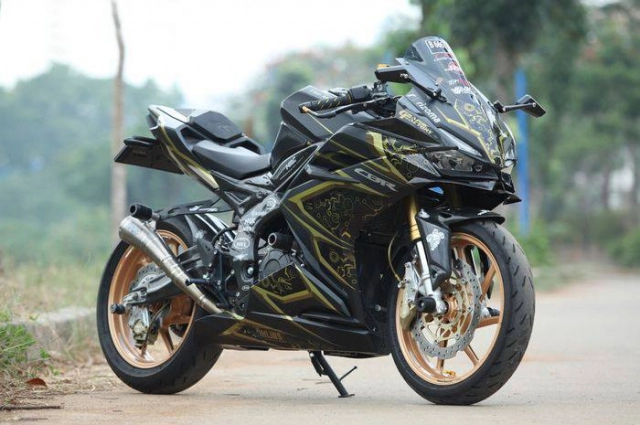 Honda cbr250rr khủng long con sành điệu bên đồ hiệu